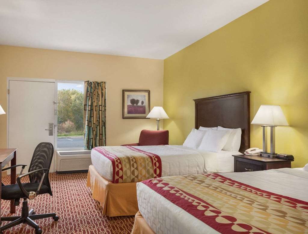Baymont By Wyndham Warrenton Hotel Стая снимка