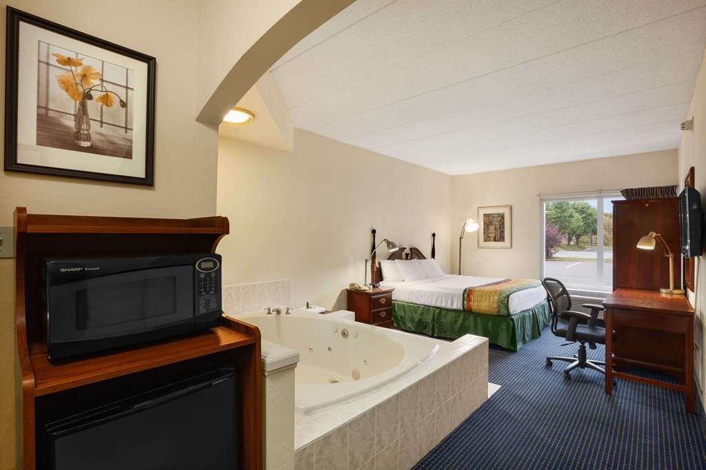 Baymont By Wyndham Warrenton Hotel Стая снимка
